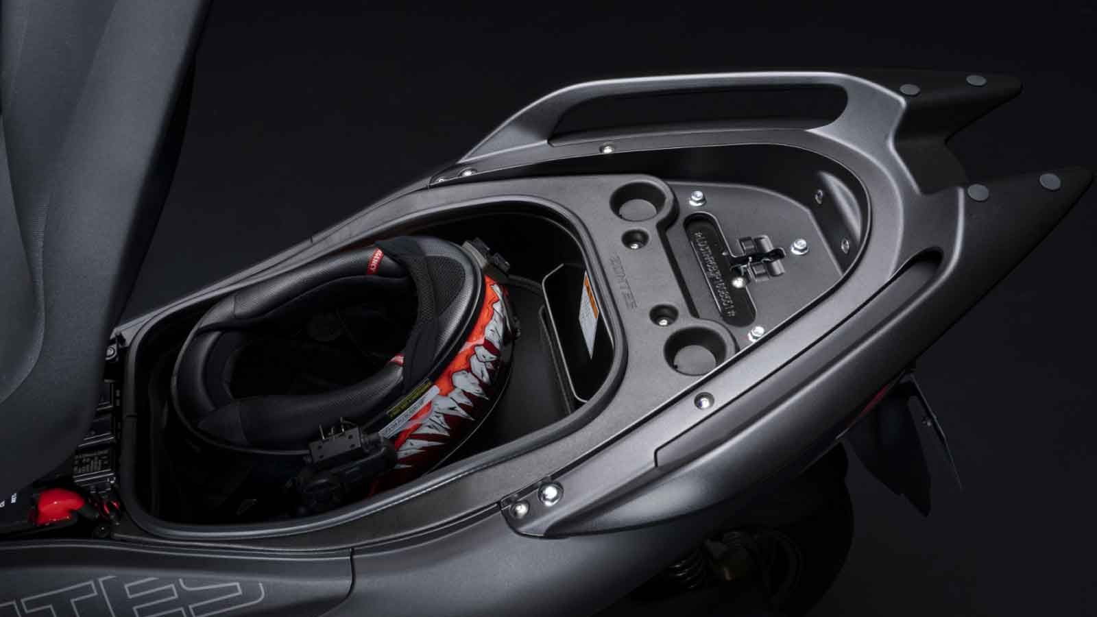 Ο αποθηκευτικός χώρος κάτω από τη σέλα είναι ικανός να χωρέσει ένα full-face κράνος και μικροαντικείμενα.