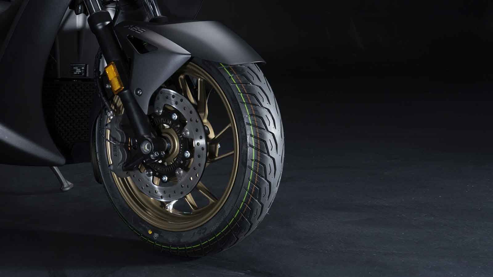 Το σύστημα ABS είναι δικάναλο, τελευταίας γενιάς, και συνεργάζεται με φρένα της J.Juan