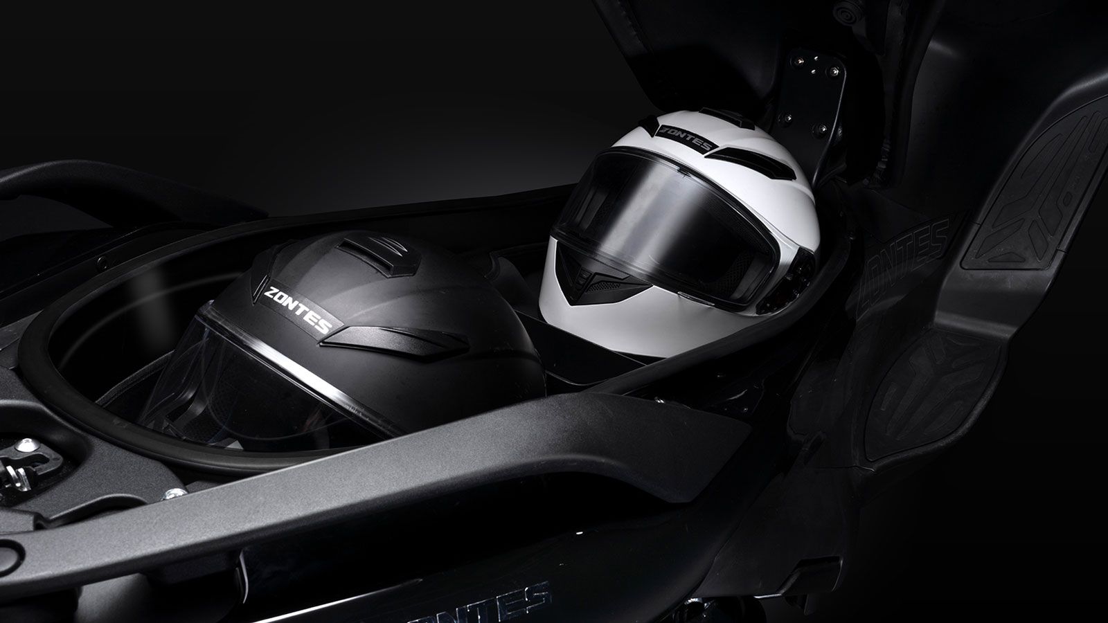 Ο χώρος στη σέλα είναι επαρκής για δύο μεγάλα κράνη.