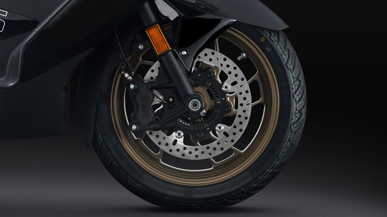 Μπροστά υπάρχει ακτινική τετραπίστονη δαγκάνα J.Juan με δίσκο 276 mm, και πίσω δίσκος 240 mm, προσφέροντας άμεση και προοδευτική επιβράδυνση. 