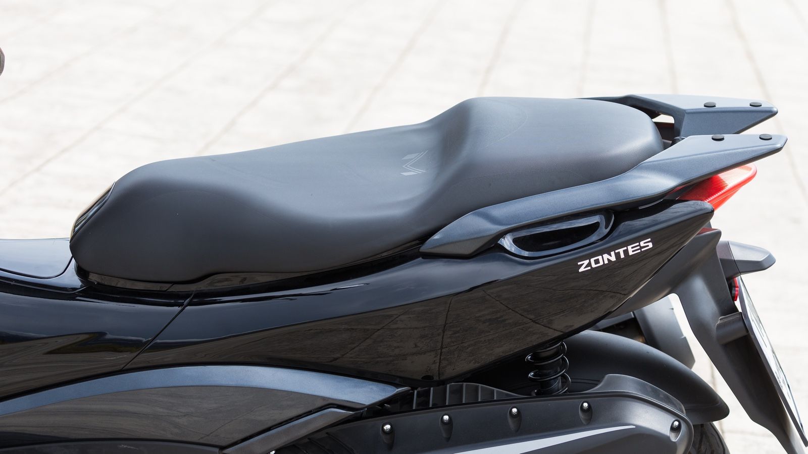 ¶νετη σέλα που στηρίζει καλά το σώμα του αναβάτη.