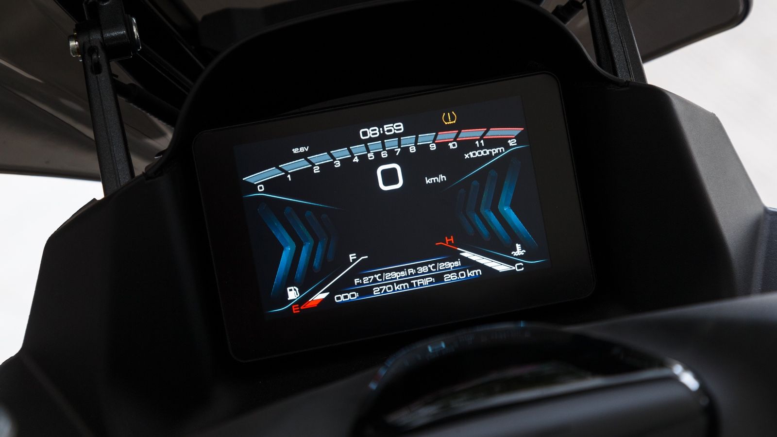 Οθόνη TFT με τέσσερα διαφορετικά interfaces και ένδειξη μέχρι και θερμοκρασίας και πίεσης ελαστικών.