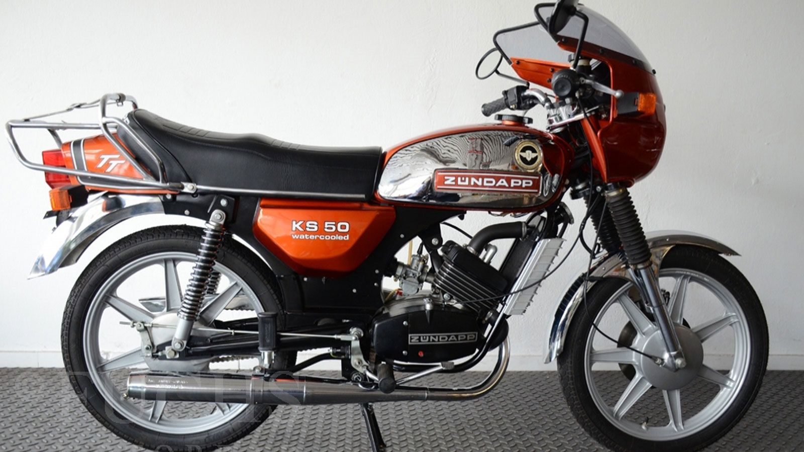 Ήταν η εποχή που τα σύνορα άνοιγαν σιγά σιγά, η τηλεόραση έμπαινε στα σπίτια και το μηχανάκι γινόταν μέσο ελευθερίας. Εκεί κάπου, ανάμεσα στις αυλές κ