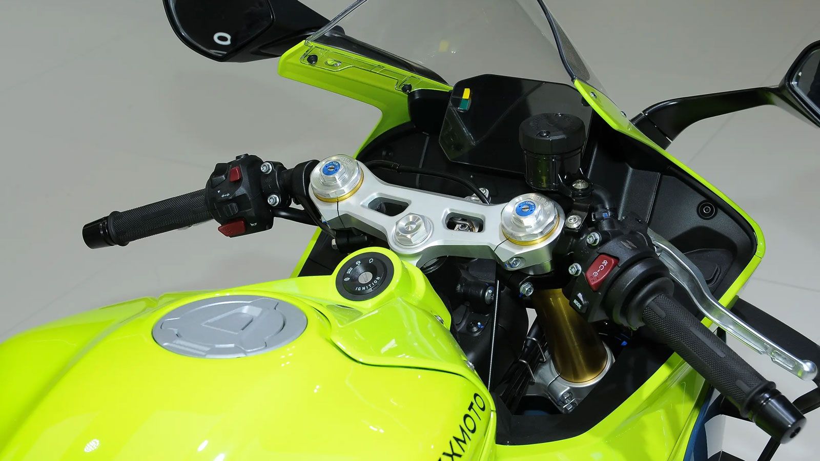 Η εργονομία είναι καθαρά supersport: χαμηλά clip-on, ψηλά μαρσπιέ και σέλα στα 80 cm.