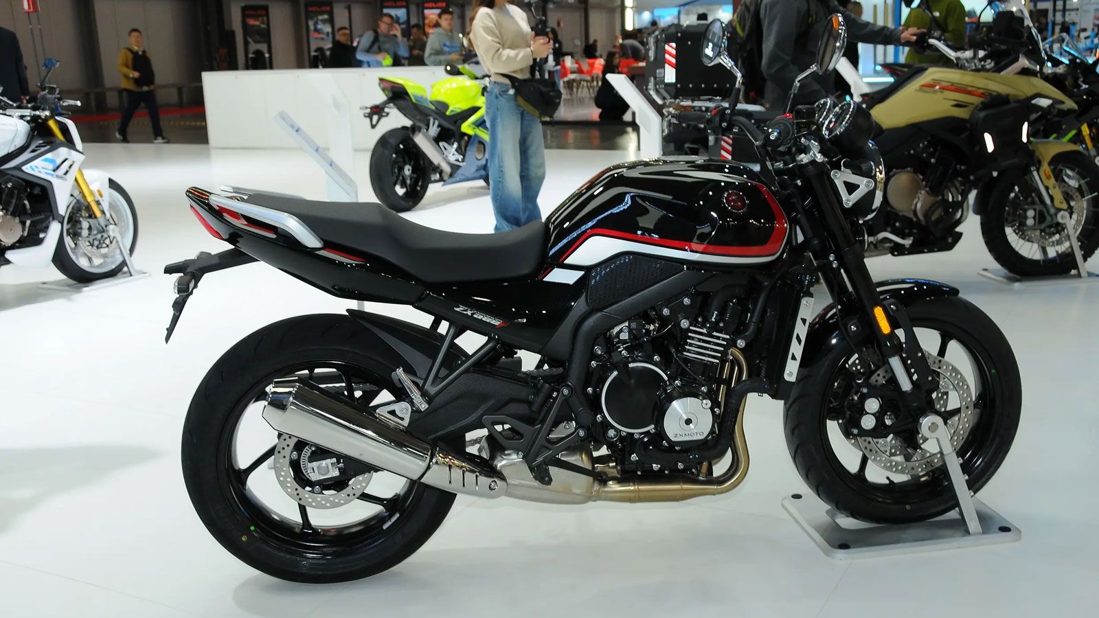 Στην πρώτη περίπτωση, ο κινητήρας αποδίδει 74 ίππους στις 11.000 rpm και 48 Nm στις 9.000 rpm, ενώ στη σπορ RR η ισχύς ανεβαίνει στους 84,3 ίππους στι