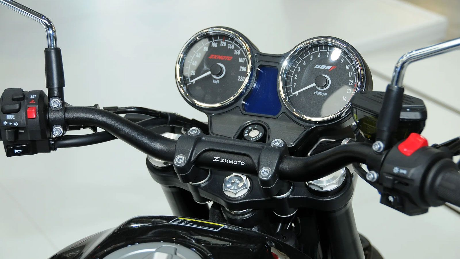 Ο πίνακας οργάνων είναι μεικτός: αναλογικό ταχύμετρο/στροφόμετρο με μικρή LCD οθόνη.