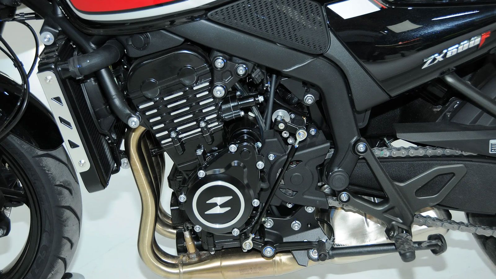 O κινητήρας αποδίδει 74 ίππους στις 11.000 rpm και 48 Nm στις 9.000 rpm.