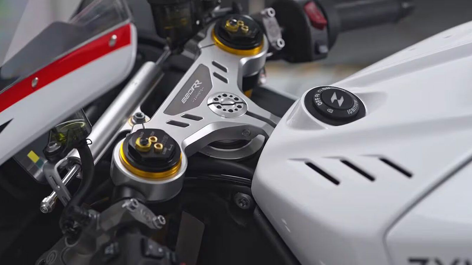  Το πλαίσιο με ρυθμιζόμενο κάστερ επιτρέπει στον αναβάτη να προσαρμόσει τη γεωμετρία, κάτι που συναντάμε κυρίως σε αγωνιστικά μοντέλα.