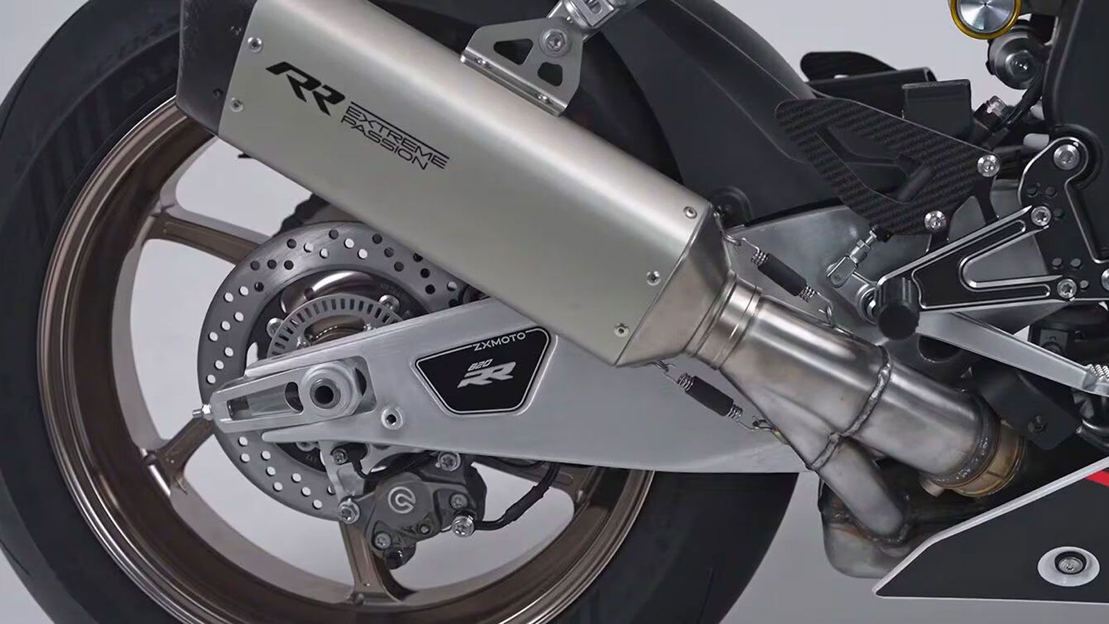  Με 150 ίππους και μόλις 175 κιλά, χάρη σε εκτεταμένη χρήση τιτανίου και μαγνησίου, η μοτοσυκλέτα διαθέτει Akrapovič εξάτμιση, μπιέλες και βαλβίδ