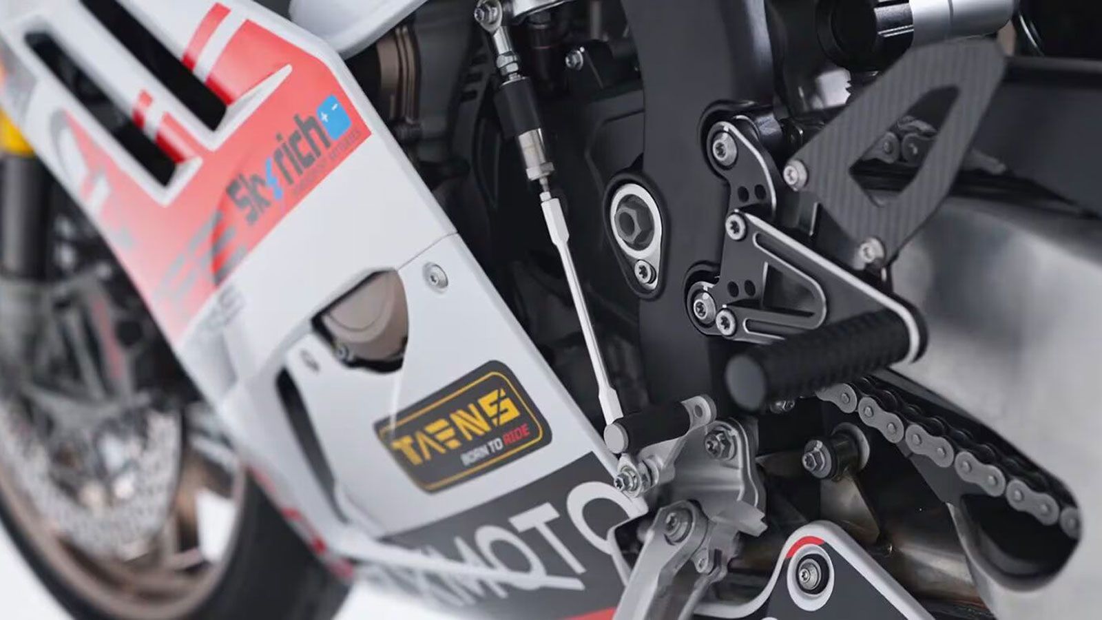 Η γκάμα του 820RR περιλαμβάνει τρεις εκδόσεις, καλύπτοντας διαφορετικά επίπεδα απαιτήσεων:Η βασική 820RR αποδίδει 135 ίππους και ζυγίζει 191 κιλά, δια