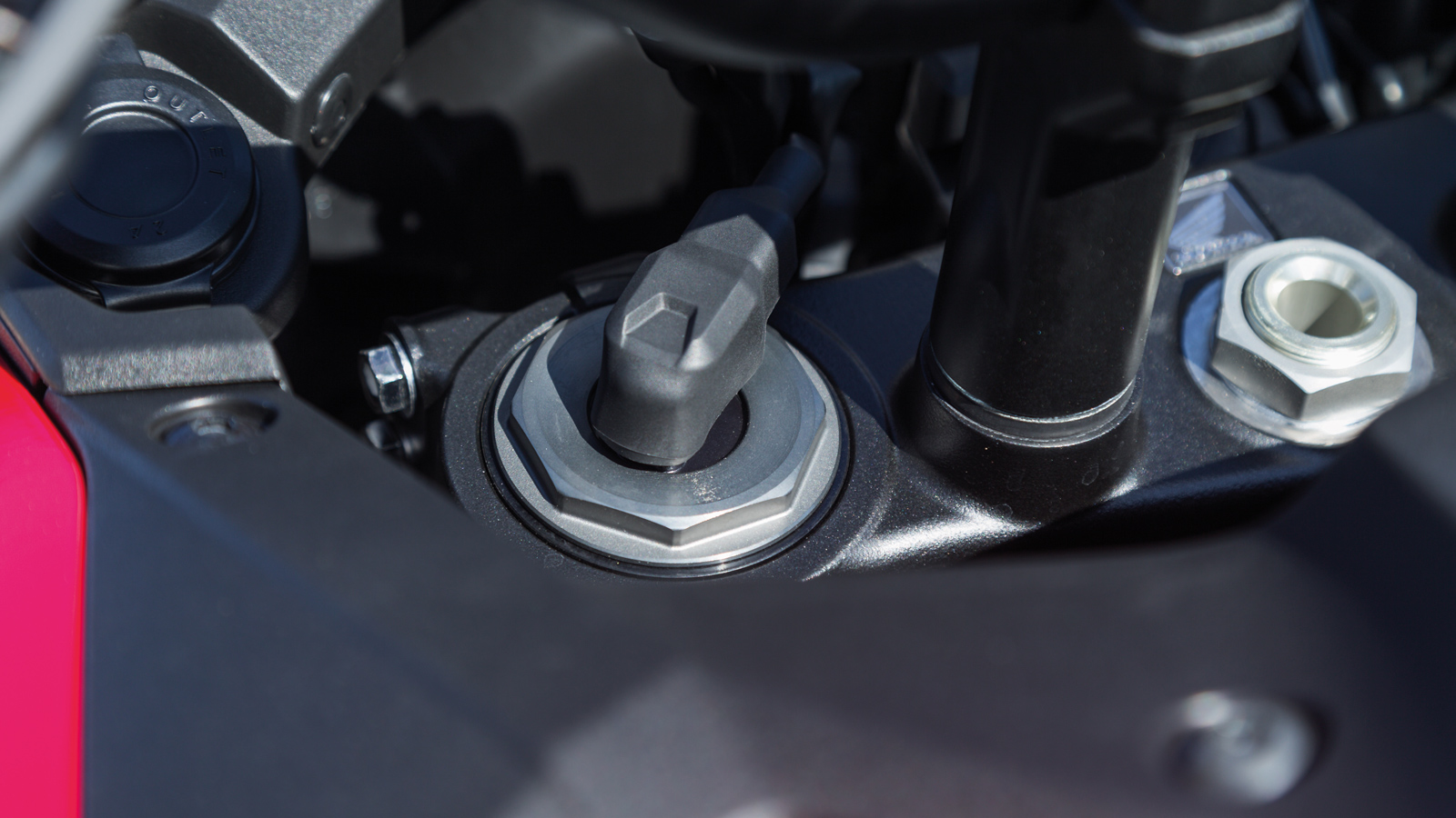 Ανεστραμμένο πιρούνι με ηλεκτρονική μονάδα ελέγχου της Showa (SHOWA EERATM), διαμέτρου 45mm, με ρυθμίσεις απόσβεσης συμπίεσης και επαναφοράς και διαδρ