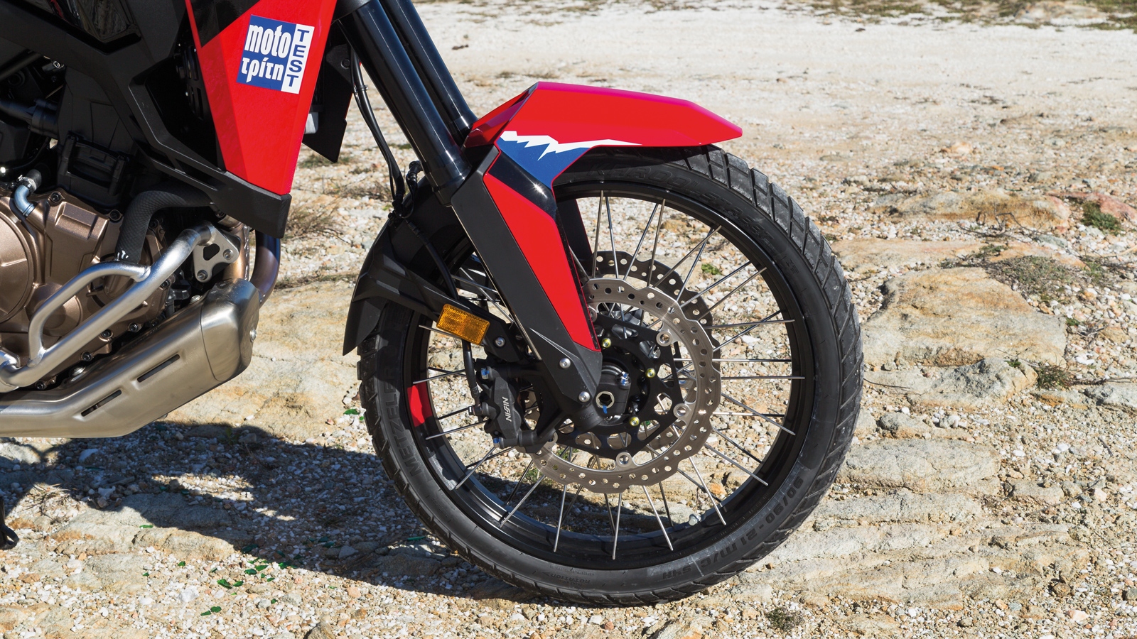 Τα φρένα της Africa απαρτίζουν 2 δίσκοι τύπου μαργαρίτα 310mm με ακτινικές τετραπίστονες δαγκάνες της Nissin μπροστά.