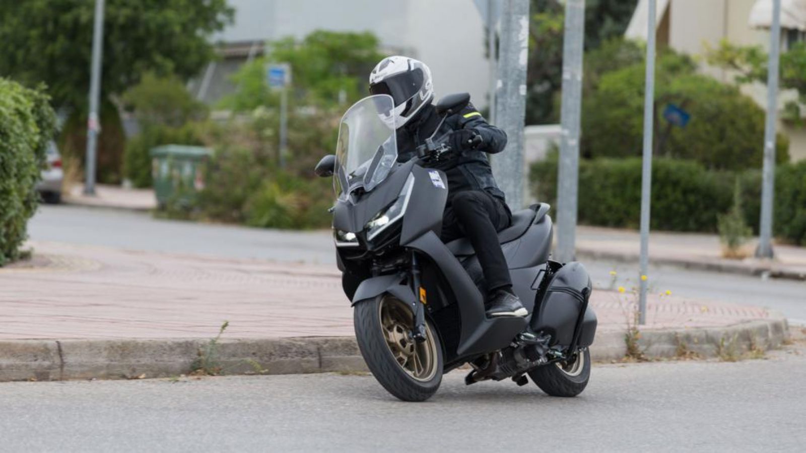 Zontes D350 - Με 37 ίππους κάνει το 0-100 σε 8,2 δευτερόλεπτα και το 50-100 σε 5,2.