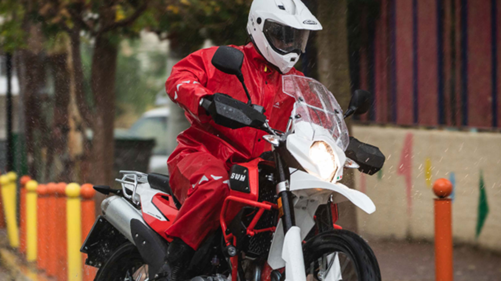 Οι σοβαροί κατασκευαστές γνωρίζουν το πρόβλημα φυσικά και για αυτό χρησιμοποιούν ειδικές ταινίες σφράγισης (seam tapes) που κολλάνε πάνω στη ραφή εσωτ