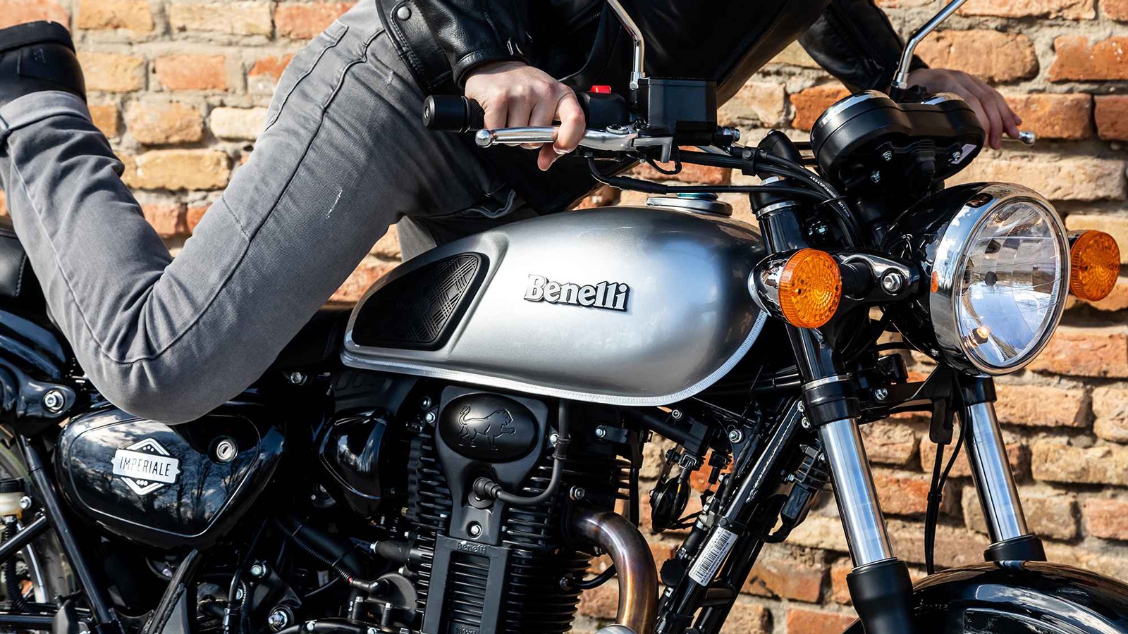 Benelli Imperiale 400: Αυτοκρατορική Κομψότητα με Ρετρό Ψυχή