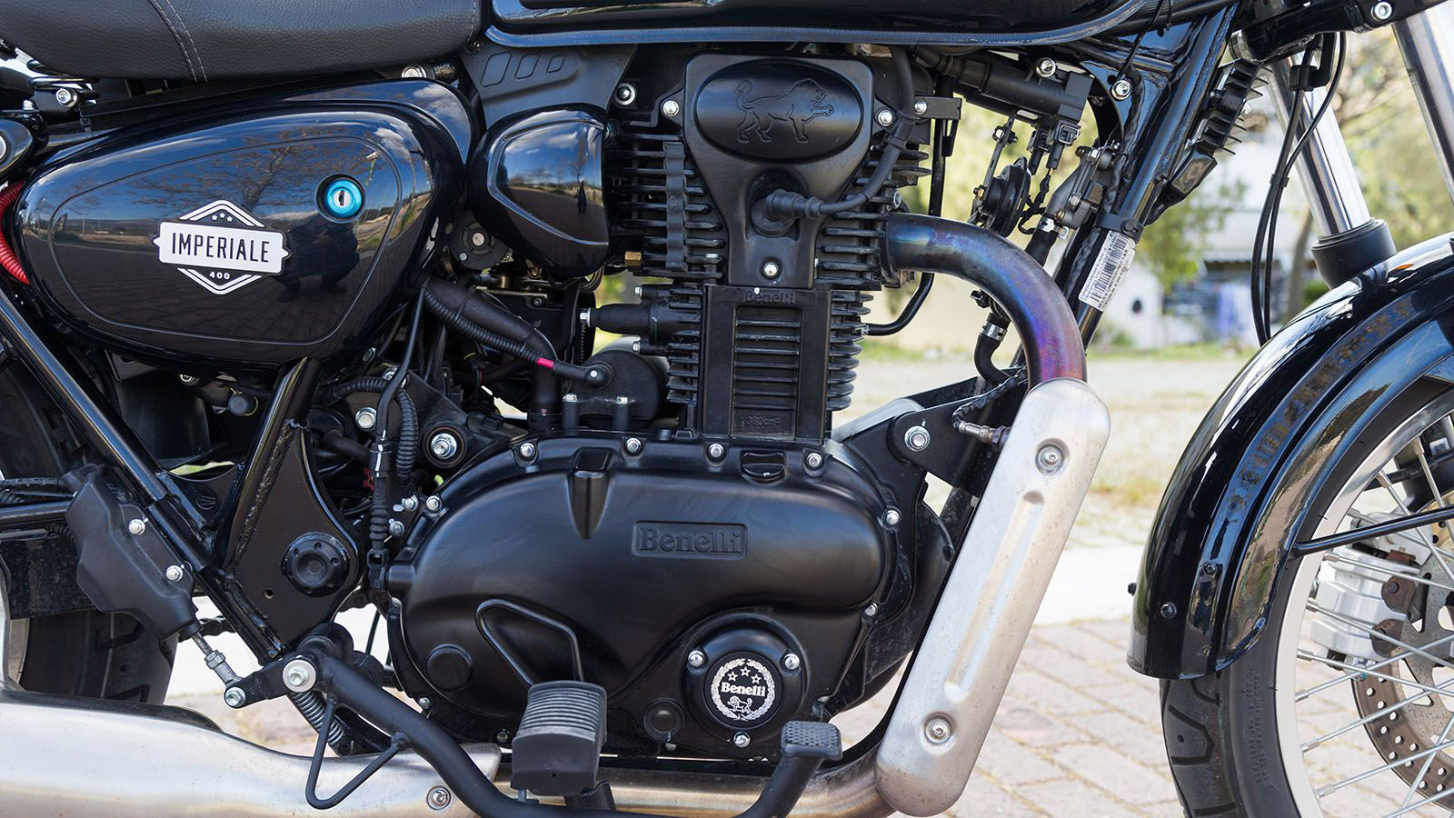 Benelli Imperiale 400: Αυτοκρατορική Κομψότητα με Ρετρό Ψυχή