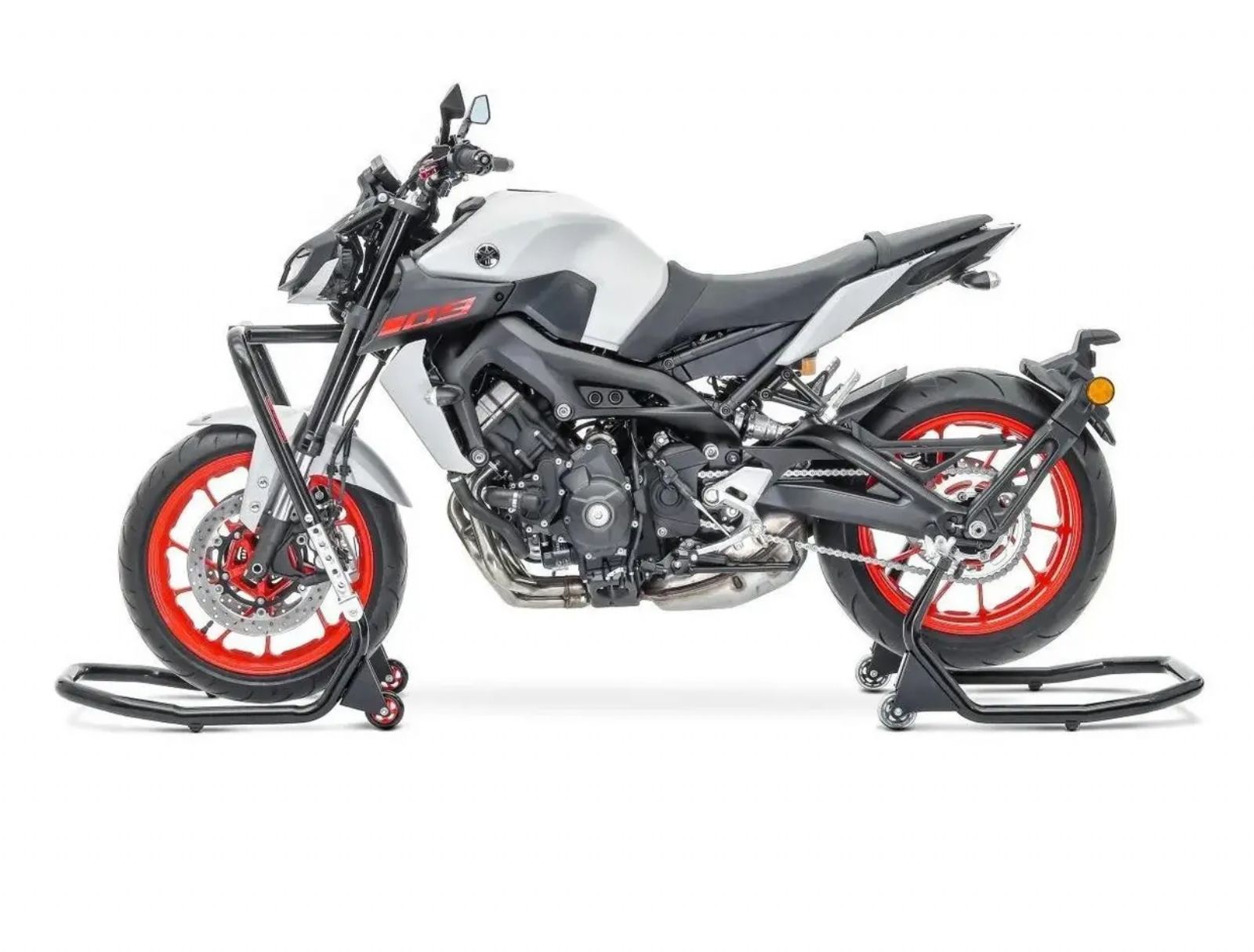 Αν αφήσετε τη μοτοσυκλέτα για μήνες στο πλαϊνό σταντ, το φορτίο πέφτει άνισα στα ελαστικά. Το κεντρικό σταντ είναι σίγουρα καλύτερη λύση, αλλά δεν το 