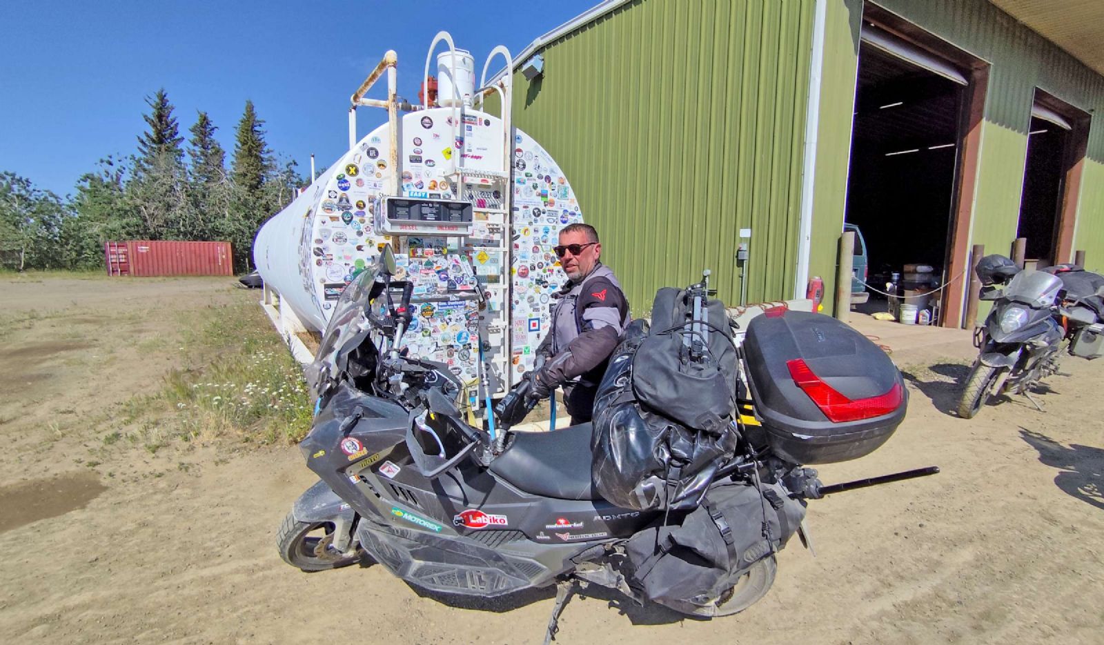 Μέσα σε αυτό το πλαίσιο, το SYM ARCTIC ROUTE 2025 δεν είναι απλώς ένα project. Είναι μια τεκμηριωμένη υπενθύμιση ότι η περιπέτεια δεν χρειάζεται κυβικ