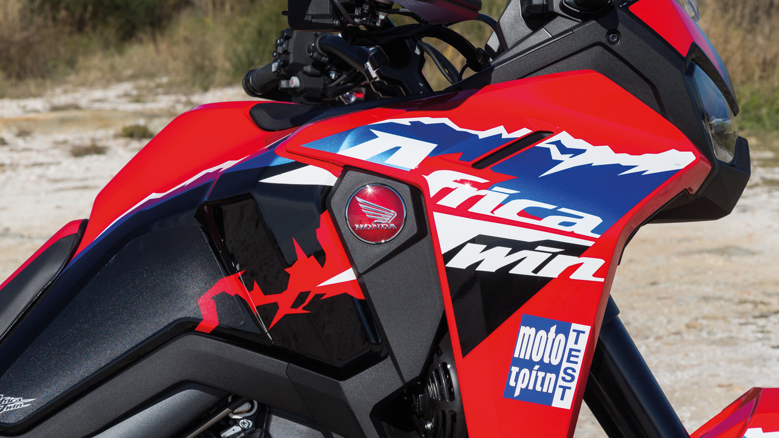 Τα πλαϊνά πλαστικά, σχεδιασμένα για να απομακρύνουν τον αέρα από τα πόδια του αναβάτη, διαθέτουν έντονο βαθύ κόκκινο χρώμα, ενώ τα διακοσμητικά γραφικ