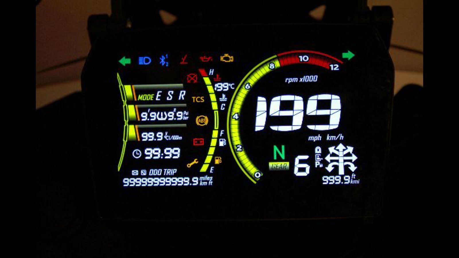 Το μοντέλο της Voge για φέτος, εξοπλίζεται με μια νέα,high definition LCD οθόνη 8 ιντσών, η οποία είναι υπεύθυνη για την πληροφόρηση του αναβάτη με όλ