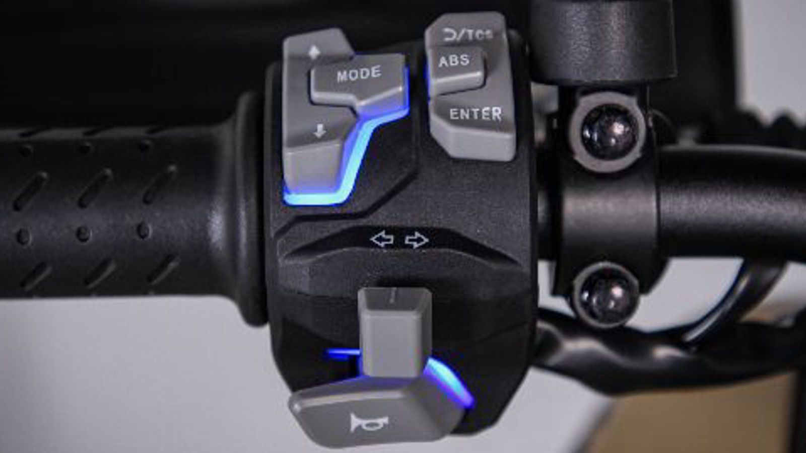 H εταιρεία επανασχεδίασε  τους διακόπτες στο τιμόνι, εντάσσοντας φωτισμό, πράγμα που κάνει την χρήση τους ευκολότερη κατά την νυχτερινή οδήγηση