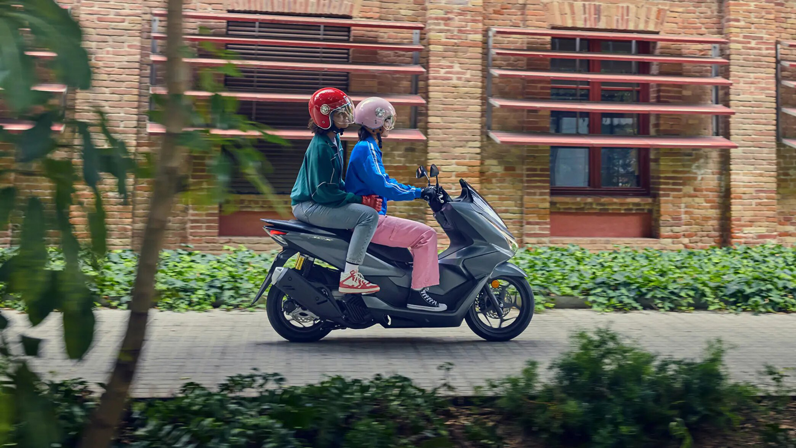 Honda PCX 125 DX: Με νέες αναρτήσεις, φρένα και εξοπλισμό, πάει για την πρωτιά και το 2025