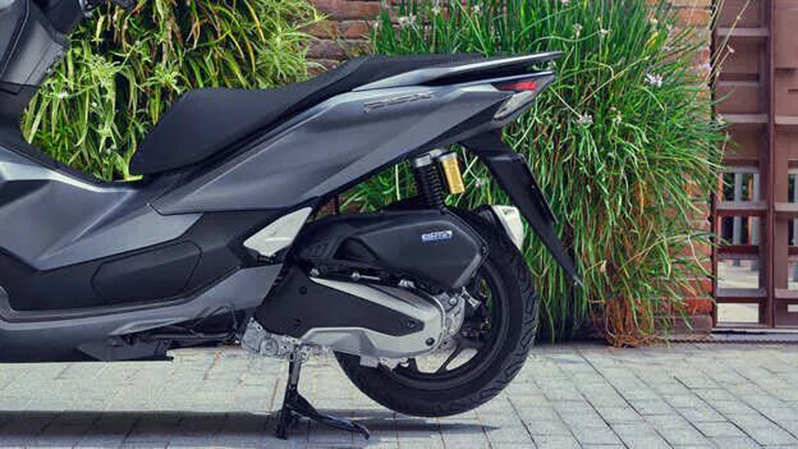 Honda PCX 125 DX: Με νέες αναρτήσεις, φρένα και εξοπλισμό, πάει για την πρωτιά και το 2025