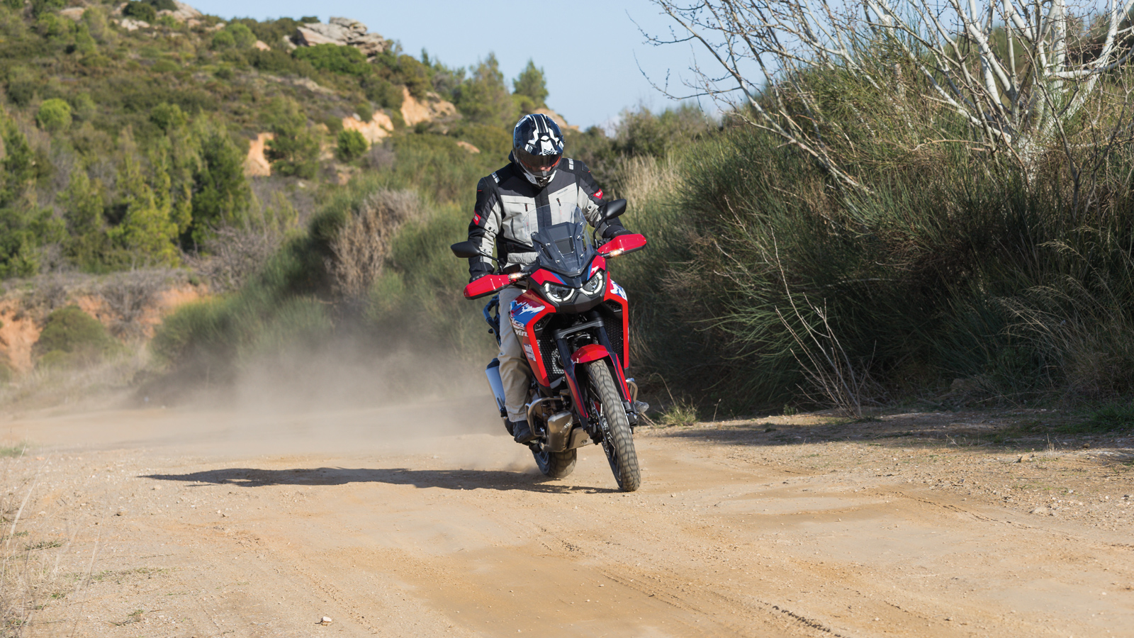 Οι ηλεκτρονικές αναρτήσεις παρουσιάζουν εξαιρετική λειτουργικότητα: ανιχνεύουν τις συνθήκες του δρόμου και εξομαλύνουν ανωμαλίες, ενώ η ρύθμισή τους γ