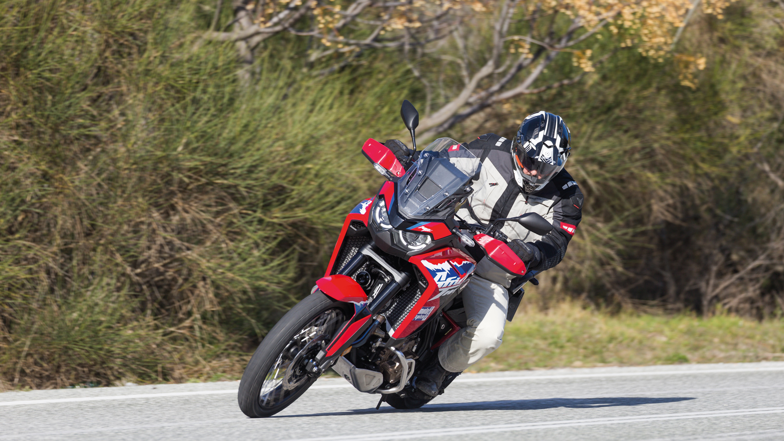 Honda CRF 1100L Africa Twin E-Susp HRC Tricolor - Στην πιο πρόσφατη έκδοσή της, διαθέτει πλέον τροχούς χωρίς σαμπρέλα (tubeless) με ακτινωτή σχεδίαση,