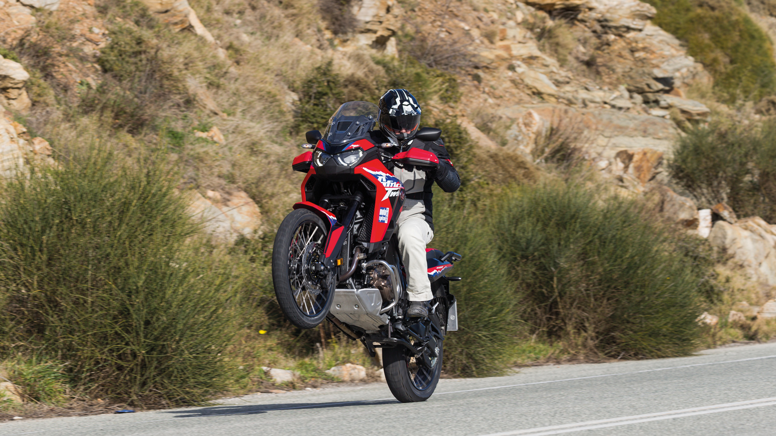 Αν και ζυγίζει 233 κιλά, η μοτοσικλέτα κινείται με αξιοθαύμαστη ευκολία, κάτι που οφείλεται στην ισορροπημένη κατανομή βάρους και στο χαμηλά τοποθετημ