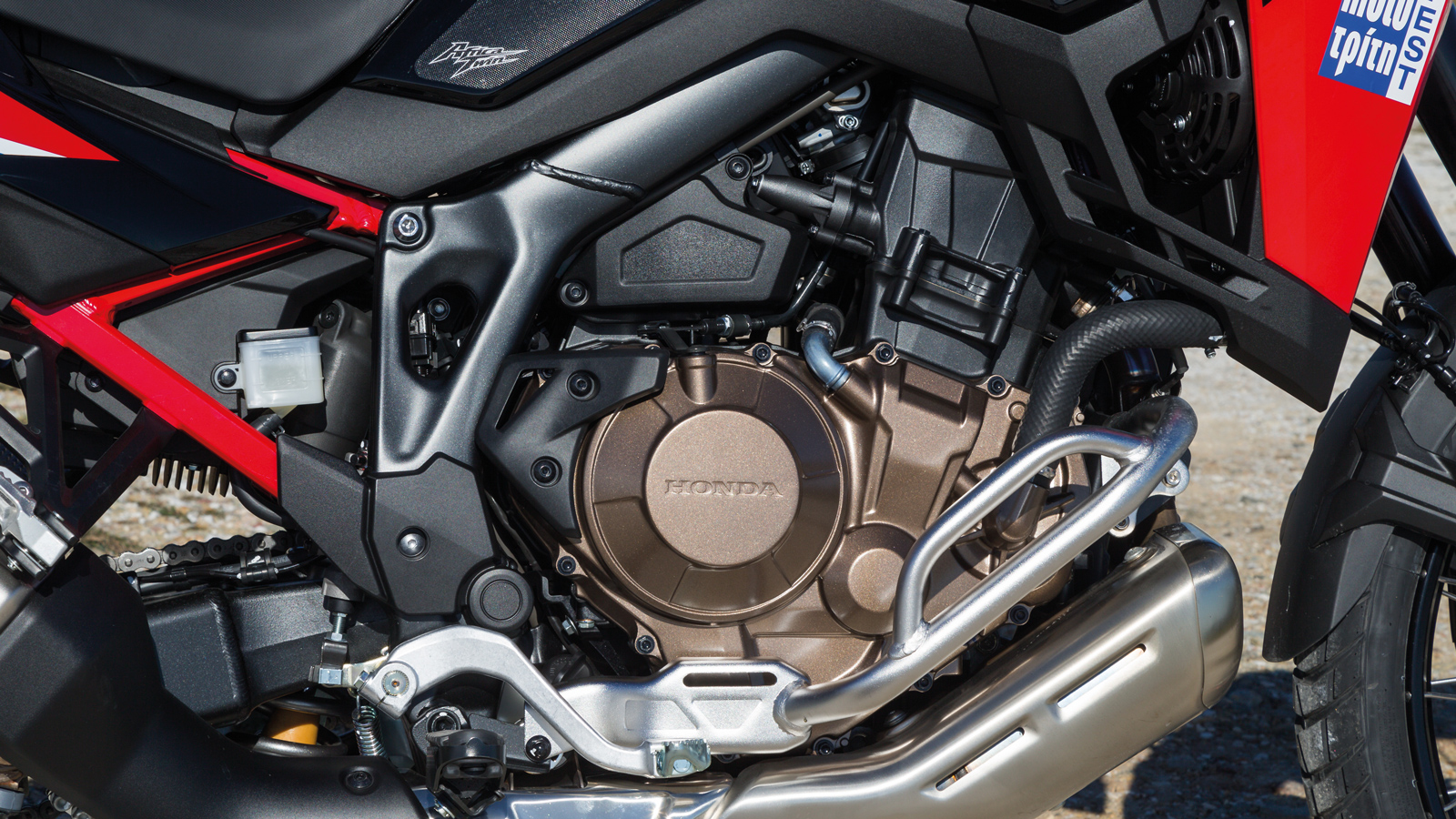 Yγρόψυκτος, 8-βάλβιδος, δικύλινδρος εν σειρά κινητήρας 1.084 cc με στρόφαλο 270° και Unicam. Η απόδοσή του φτάνει τους 102 ίππους στις 7.500 σ.α.λ. κα