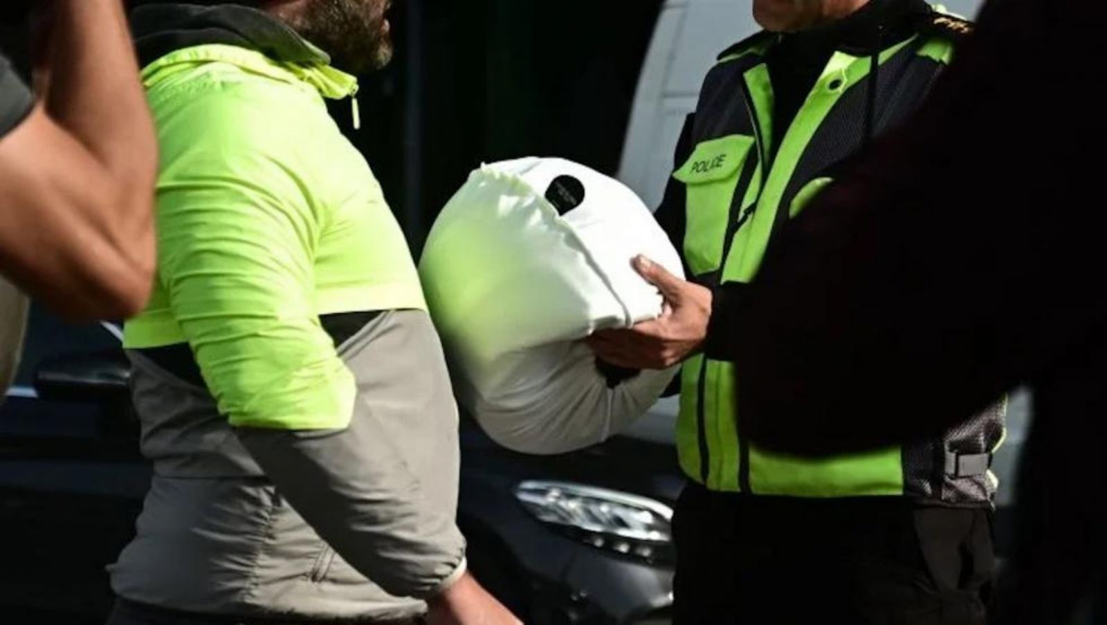 Η εικόνα είναι γνώριμη: αστυνομικοί της Τροχαίας στα φανάρια, αναβάτες χωρίς κράνος, μπλοκάκι που ανοίγει. Μόνο που αυτή τη φορά, μαζί με την κλήση, υ