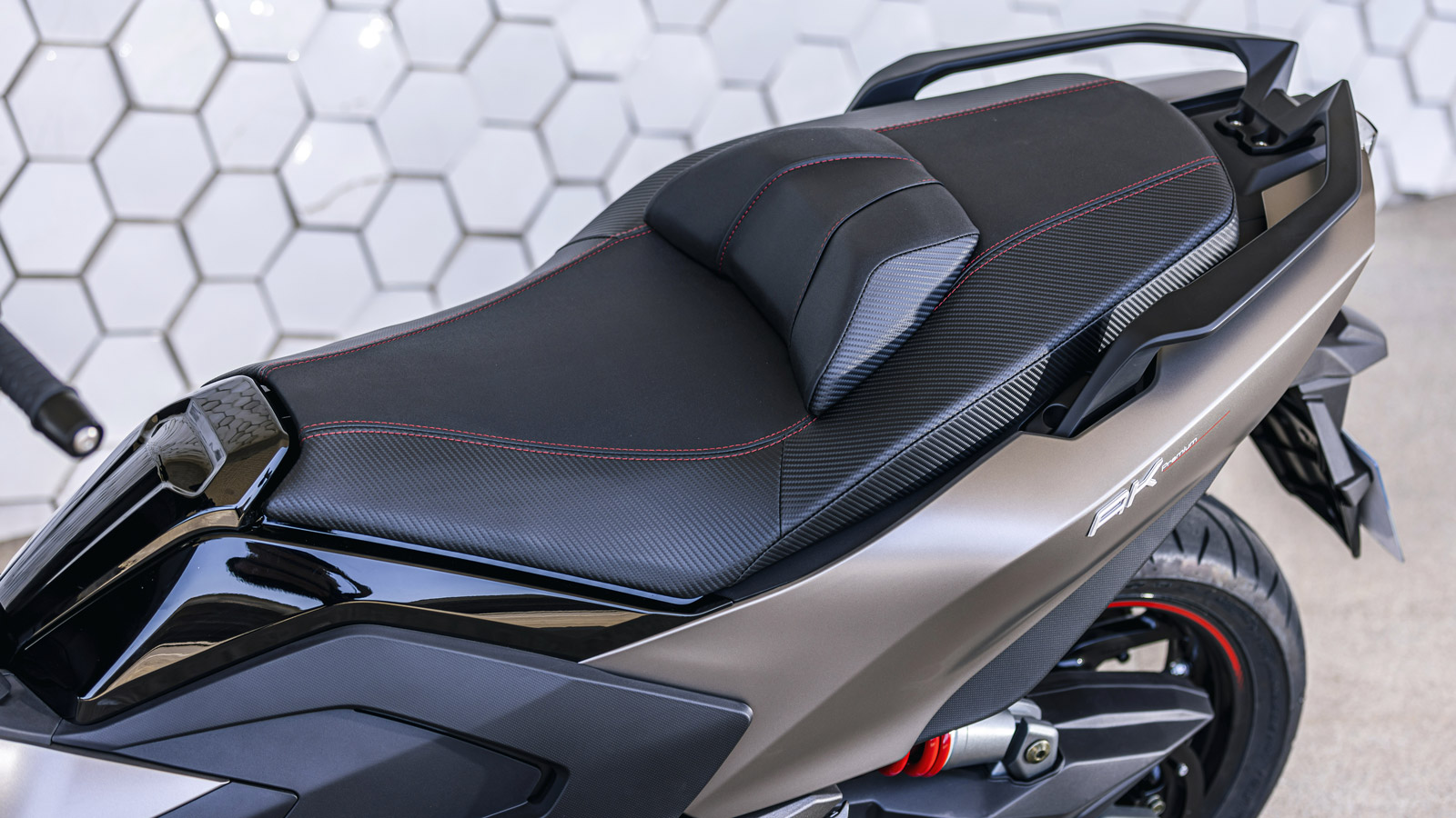 KYMCO AK 550 Premium: Scooter με πτυχές μοτοσυκλέτας, το μόνο με Cornering ABS