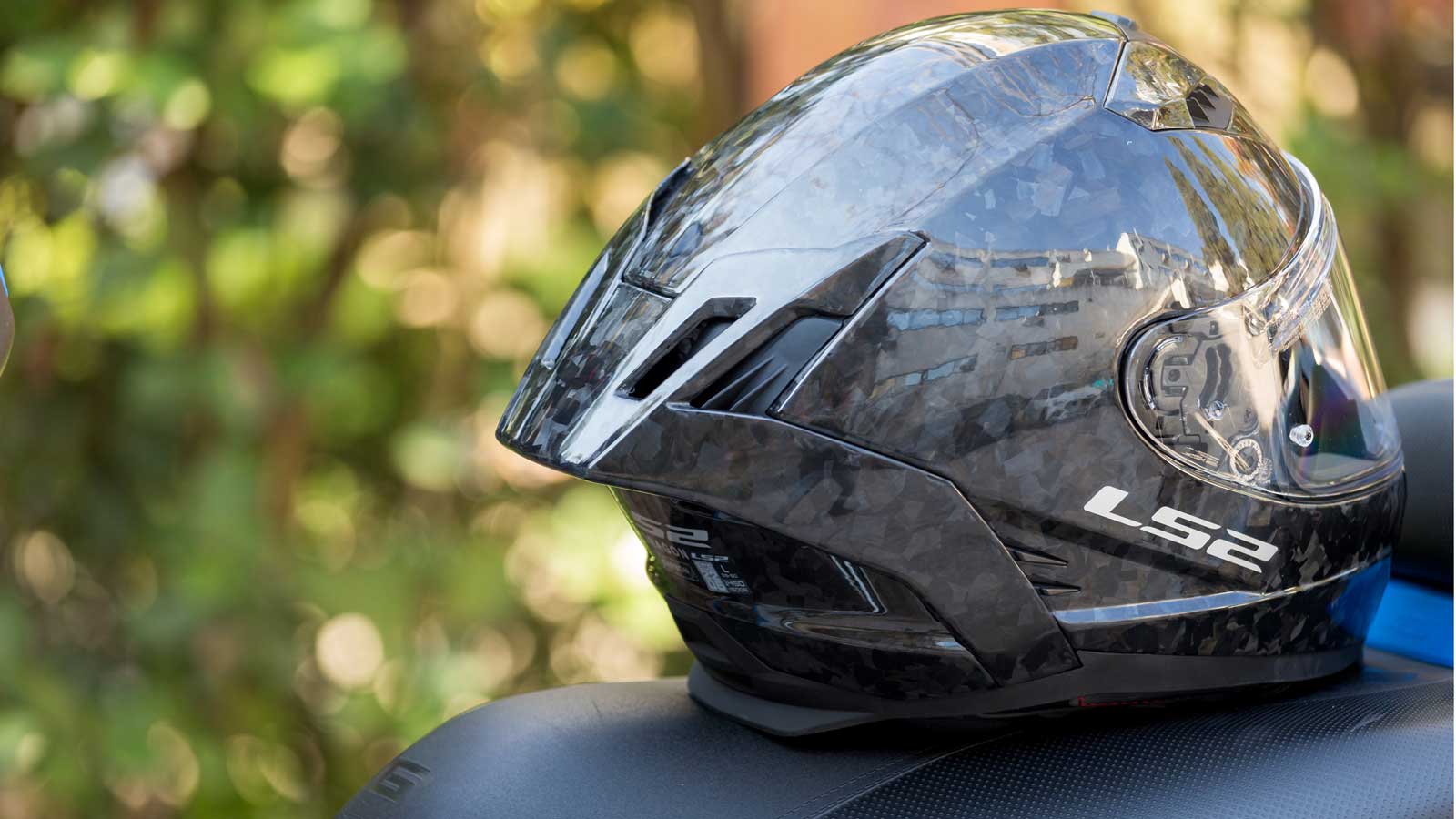 Ο χρωματισμός σε στυλ Carbon Composite του LS2 Dragon εξυψώνει την εμφάνισή του, ενώ η νέα μεγάλη αεροτομή βελτιώνει την αεροδυναμική του. 