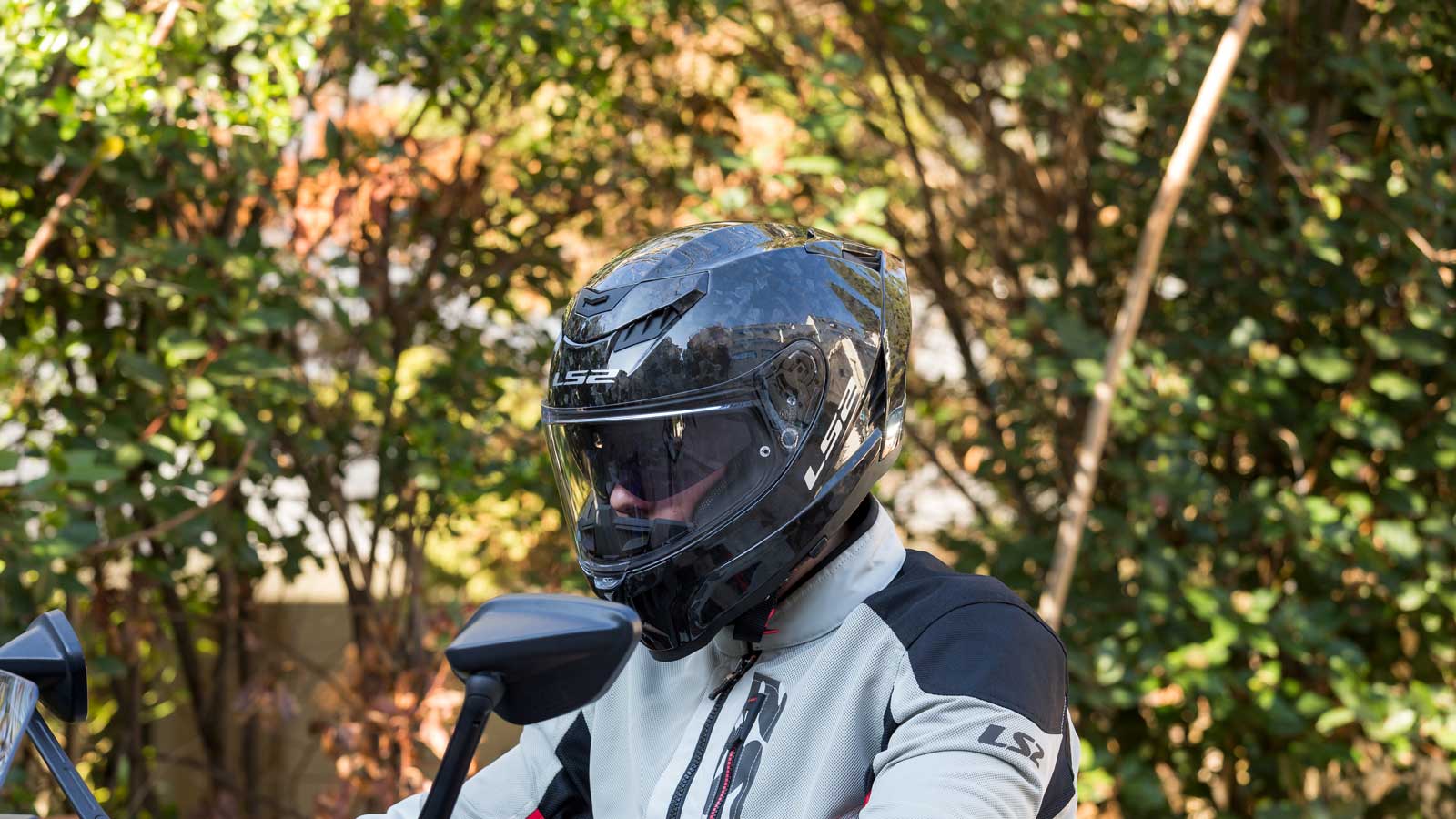 Το LS2 Dragon FF807 είναι ένα Carbon Full Face κράνος με χαμηλό βάρος και εξαιρετικά χαρακτηριστικά για την τιμή του. 