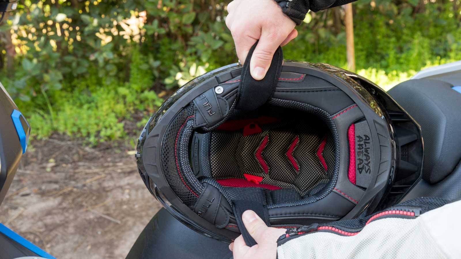 Η εσωτερική επένδυση του LS2 Dragon αποκτά την τεχνολογία X-Static, ώστε να είναι υποαλλεργική απομακρύνοντας τον ιδρώτα και προσφέροντας υψηλά επίπεδ