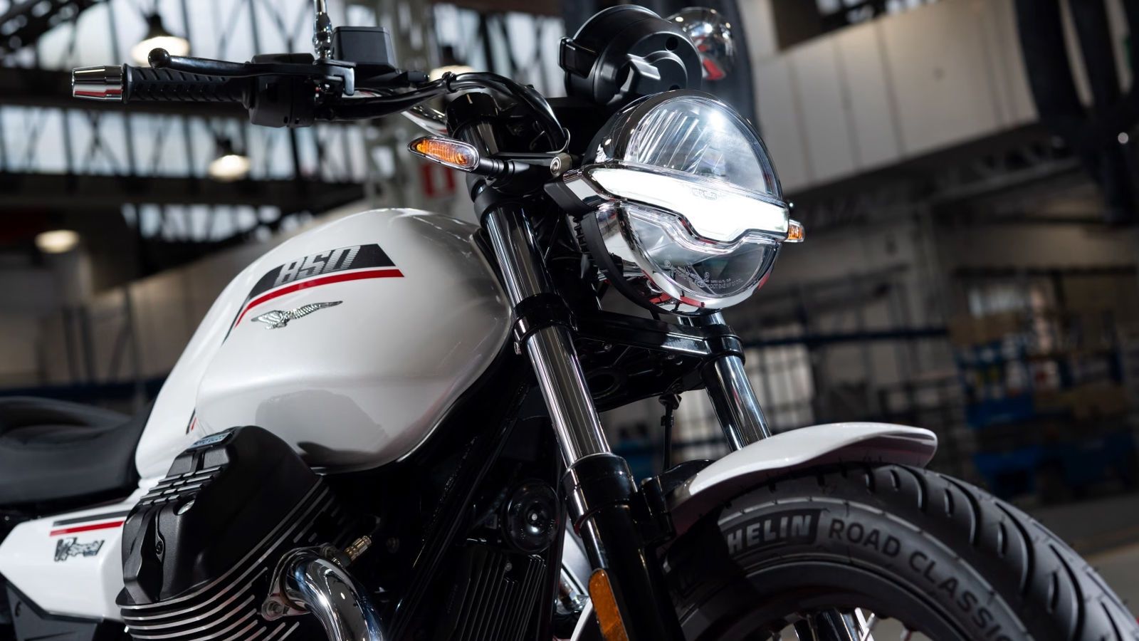 Αξιοσημείωτη λεπτομέρεια είναι πως τα φώτα ημέρας DRL σχηματίζουν το σύμβολο του αετού της Moto Guzzi