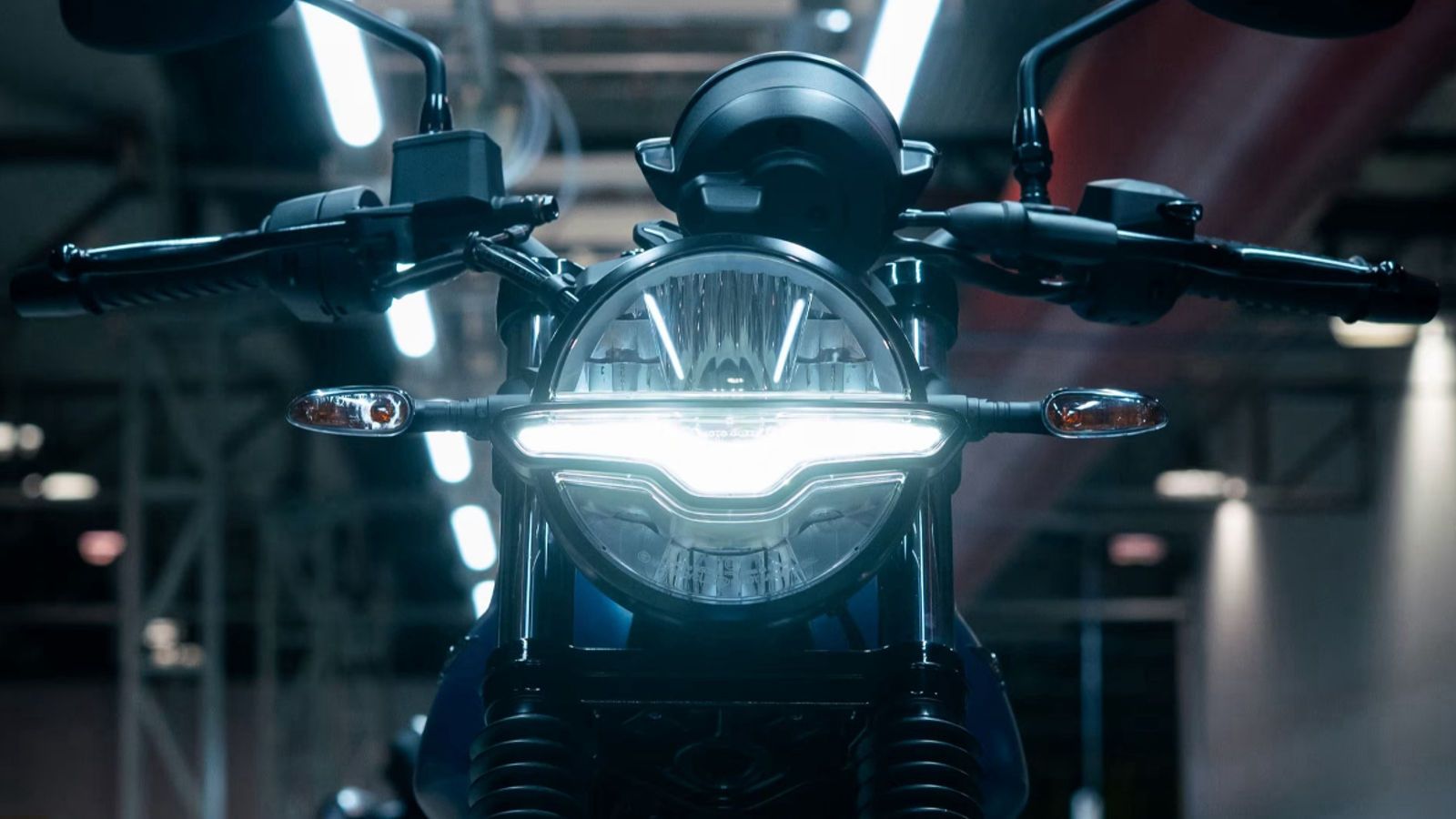 Αξιοσημείωτη λεπτομέρεια είναι πως τα φώτα ημέρας DRL σχηματίζουν το σύμβολο του αετού της Moto Guzzi