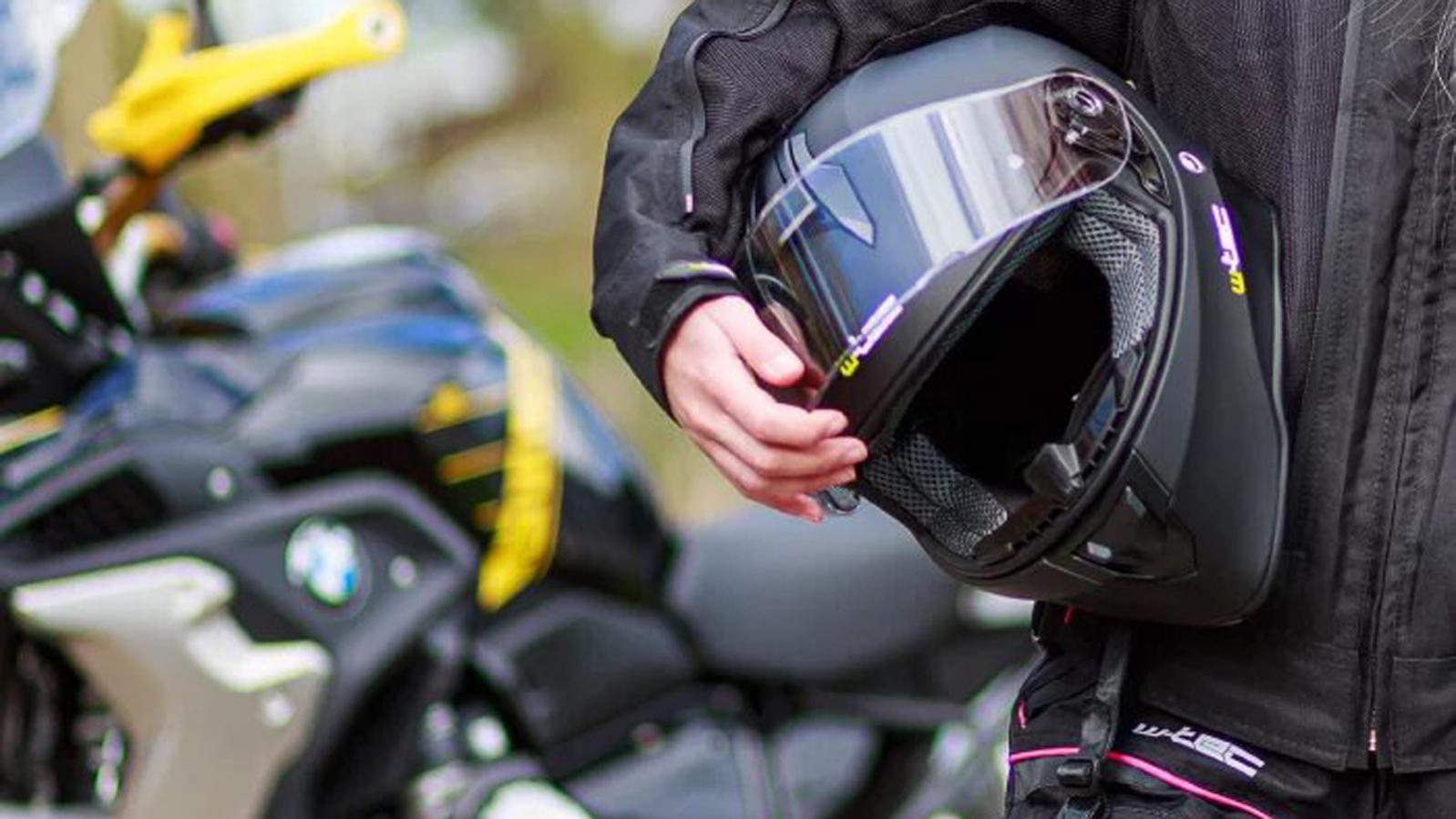 Κράνος και Ταχύτητα: Η Δύσκολη Ισορροπία των Ελλήνων Μοτοσικλετιστών