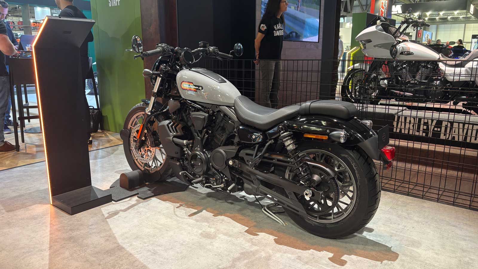 Οι βασικές διαφορές που θα παρατηρήσει κανείς κοιτώντας την έκδοση Nigthster Special είναι αρχικά η σέλα για τον συνεπιβάτη – η οποία μπορεί και