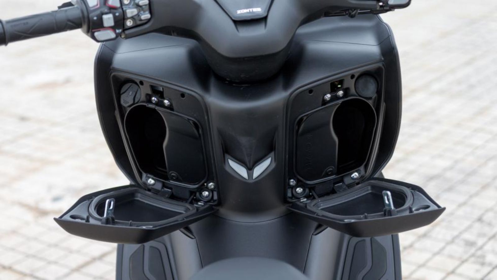 Δύο ντουλαπάκια με διπλή θύρα USB (Type A και Type C) για πρακτική φόρτιση με έως και 18W.