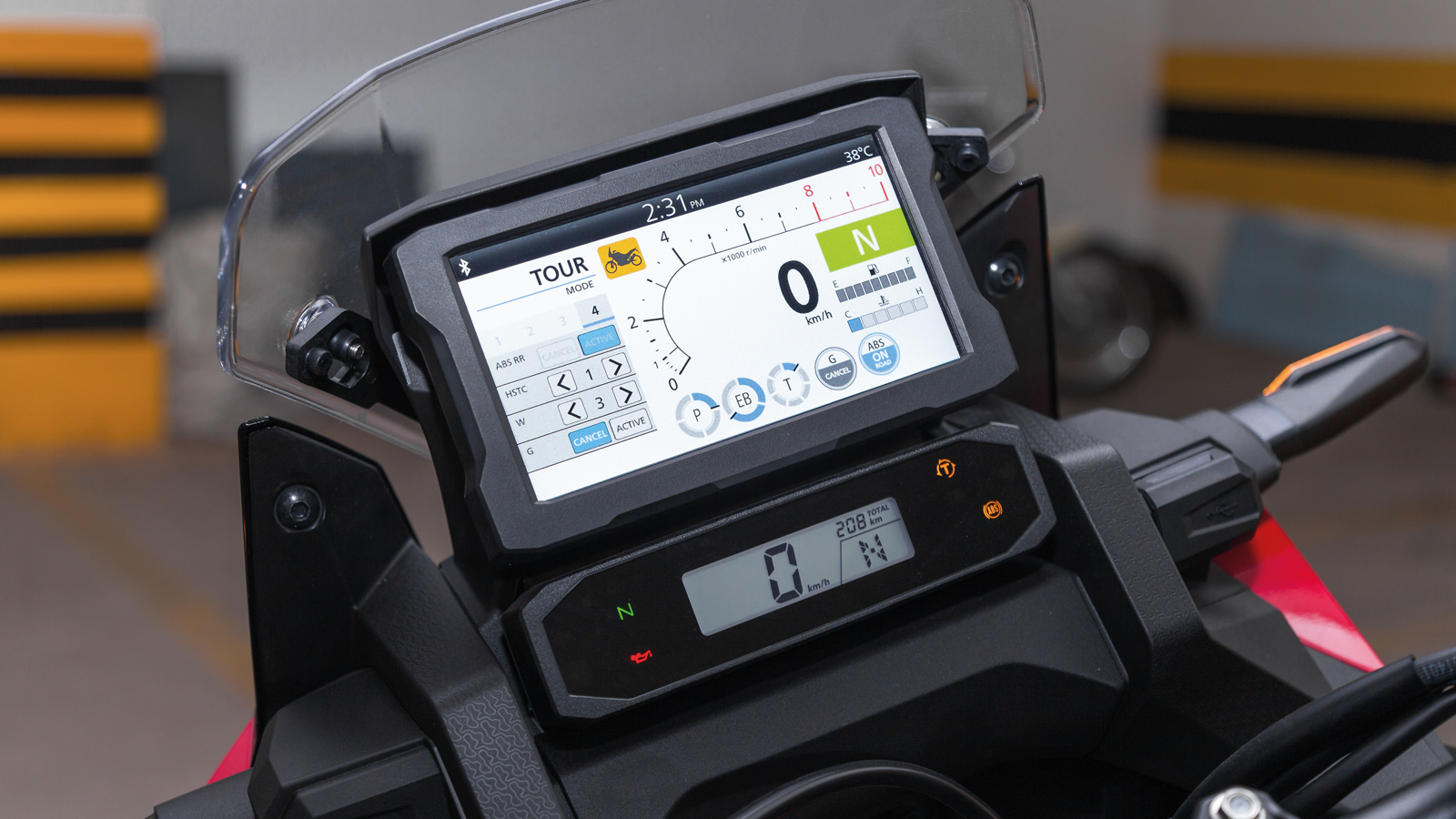 Την πληροφόρηση αναλαμβάνουν δύο οθόνες, μία έγχρωμη TFT αφής 6,5 ιντσών (με δυνατότητα συνδεσιμότητας) και μία μικρότερη LCD οθόνη με τις λυχνίες τσε