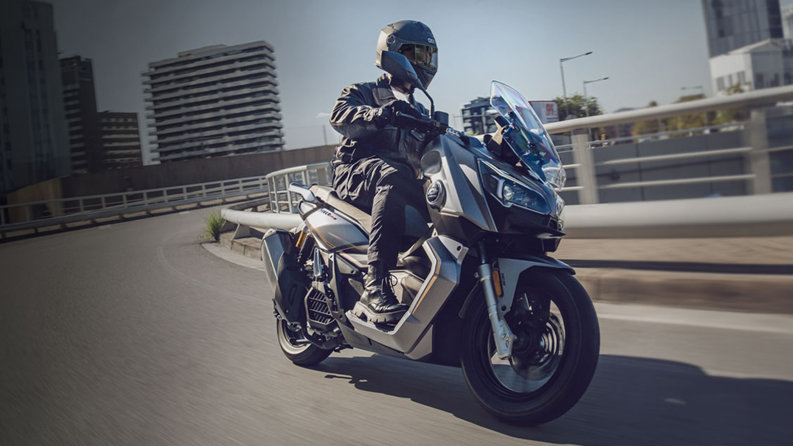 QJMOTOR ATR 125: Αθόρυβο στο φανάρι, ελαφρύ στην τσέπη με υβριδική τεχνολογία 