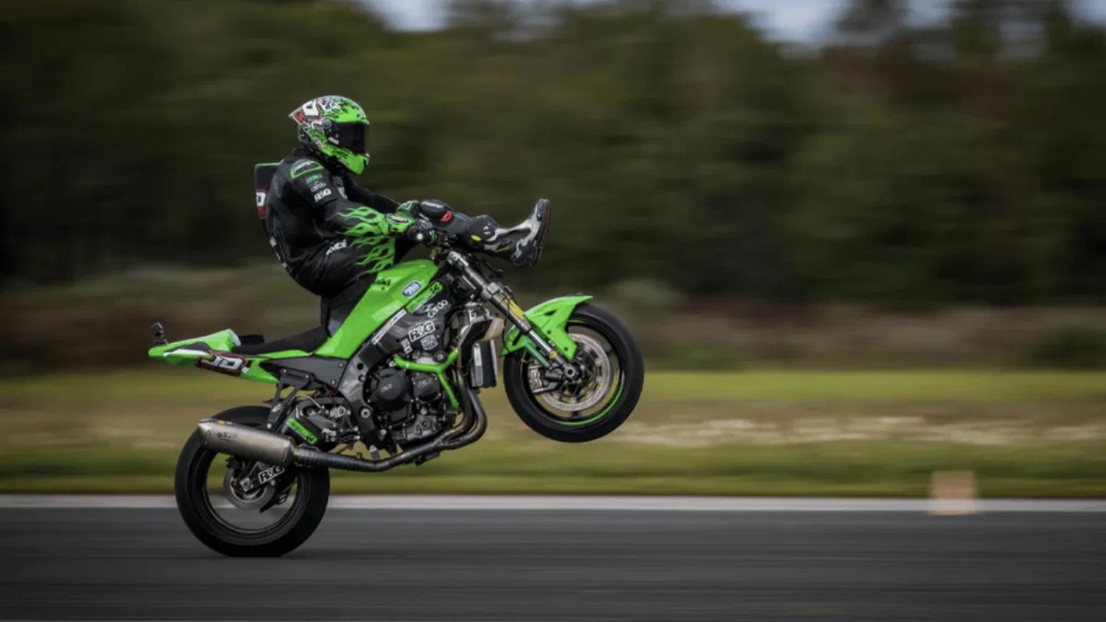 Ο Βρετανός stunt rider, καθισμένος κυριολεκτικά πάνω στο ρεζερβουάρ της Kawasaki Ninja ZX-10R, έφτασε τα 127 mph (204 χλμ/ώρα), αποδεικνύοντας για ακό