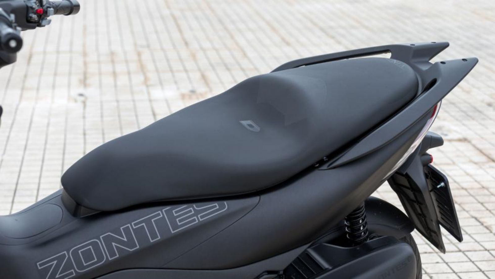 Πολύ άνετη σέλα και «αρχοντική» θέση οδήγησης με άπλετο χώρο για τα πόδια.