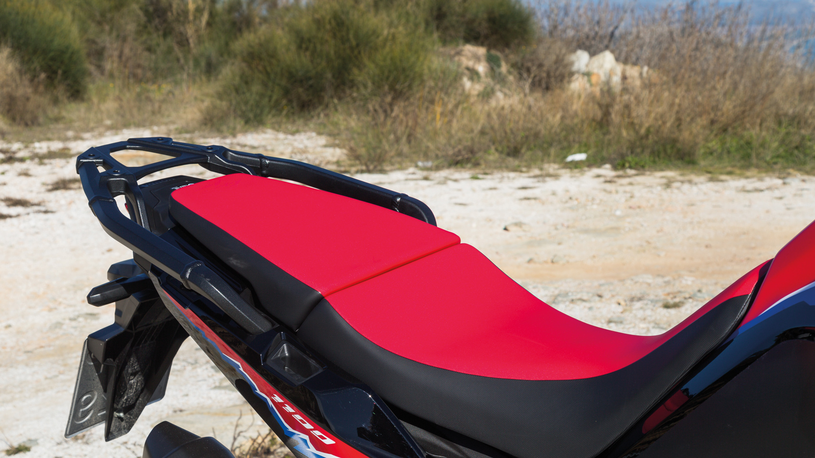 Διαιρούμενη σέλα, με ποσότητα και ποιότητα του αφρώδους που επιτρέπουν την πολύωρη παραμονή πάνω της.