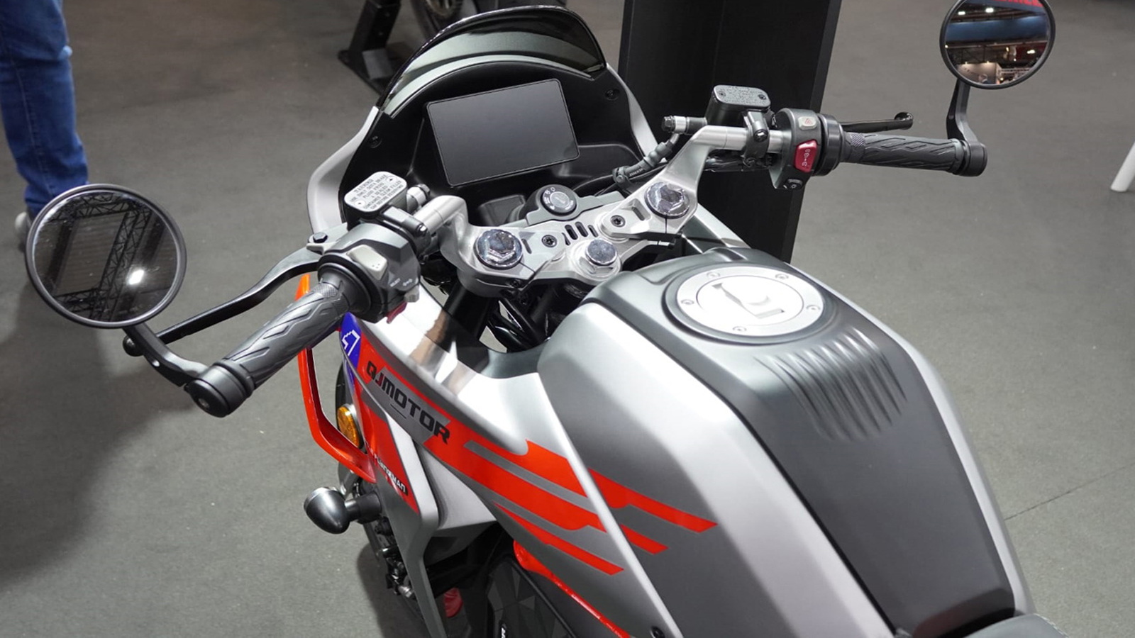 QJMotor SRK 125 E: Αυτόματη Mini-Superveloce με 10 ίππους για κατόχους Α1