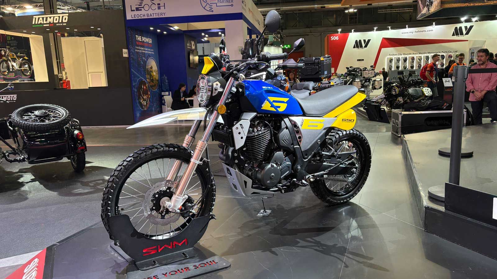 Η οδήγηση θα διαρκέσει όσο και το καύσιμο στο ρεζερβουάρ 11L με το οποίο είναι εφοδιασμένο το Super SIX6 , με την SWM να μετράει την κατανάλωση περίπο