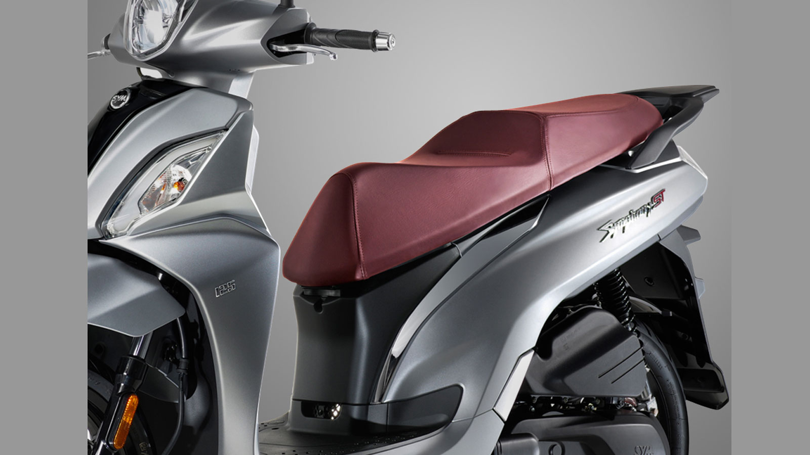 Η σέλα, με ύψος 790 mm, προσφέρει εύκολη πρόσβαση σε αναβάτες κάθε ύψους, ενώ το επίπεδο πάτωμα διευκολύνει γρήγορες στάσεις και τη μεταφορά αντικειμέ