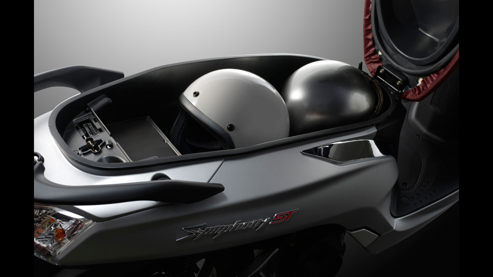 Ο αποθηκευτικός χώρος κάτω από τη σέλα φτάνει τα 37 λίτρα, σύμφωνα με τις μετρήσεις μας, χωρώντας δύο jet κράνη και επιπλέον αντικείμενα όπως γάντια, 